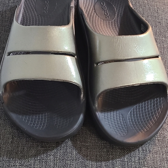 OOFOS Metallic OOFOS OOAHH LUXE LATTE - 1101LAT Gray Slide Sandals - Picture 14 of 16